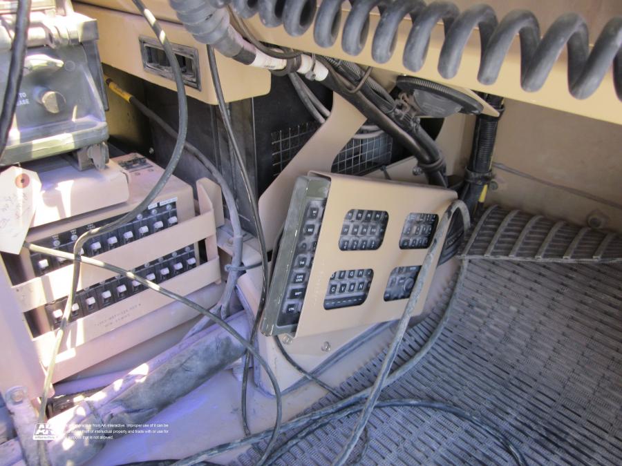 Детали интерьера Oshkosh M-ATV 2009 года  (фото 347 из 676)